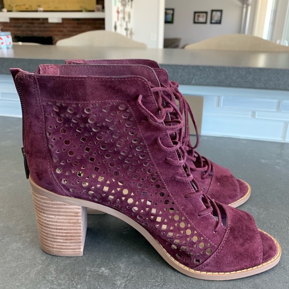 VINCE CAMUTO Trevan Cutout Bootie - Picture 4 of 4
